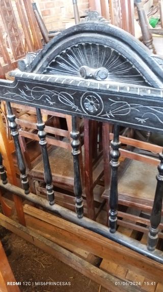 Cómoda negra  y cama