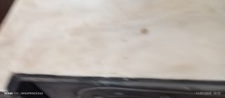 Cómoda negra  y cama