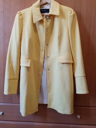 Abrigo amarillo zara