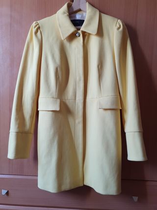 Abrigo amarillo zara