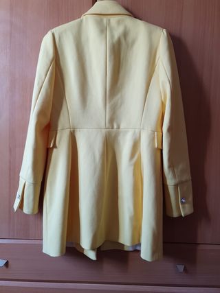 Abrigo amarillo zara