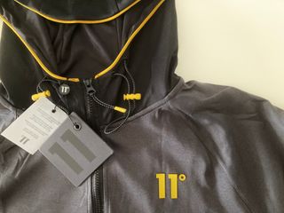 11º. Sudadera con capucha. Talla L