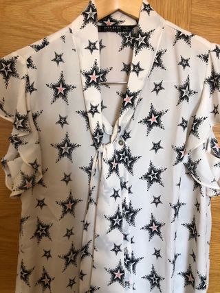 Blusa marfil con estrellas y lazo. XS. Zara