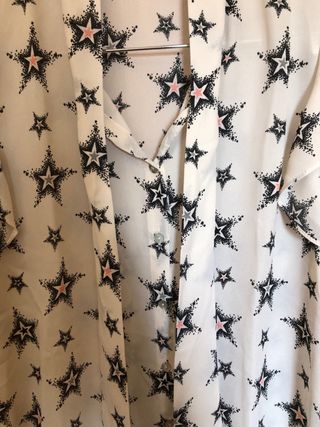 Blusa marfil con estrellas y lazo. XS. Zara