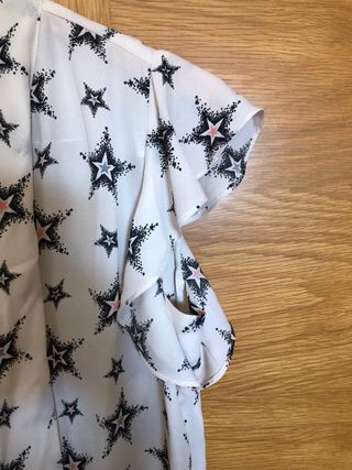 Blusa marfil con estrellas y lazo. XS. Zara