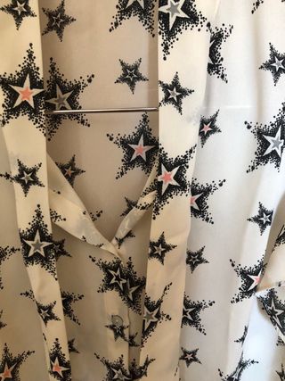 Blusa marfil con estrellas y lazo. XS. Zara