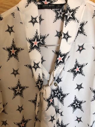 Blusa marfil con estrellas y lazo. XS. Zara