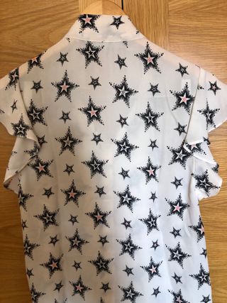 Blusa marfil con estrellas y lazo. XS. Zara