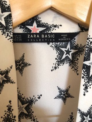 Blusa marfil con estrellas y lazo. XS. Zara