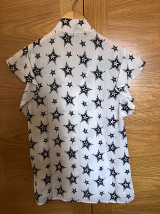 Blusa marfil con estrellas y lazo. XS. Zara