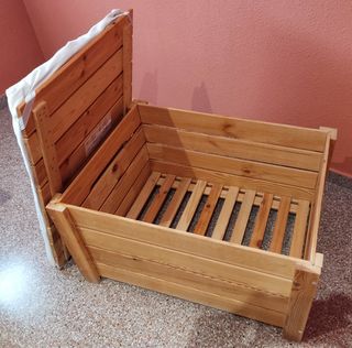 Cajón de madera con cojín