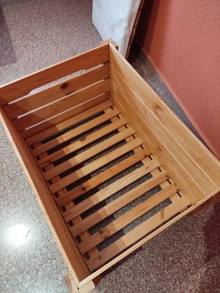Cajón de madera con cojín