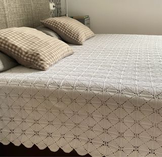 Colcha de ganchillo blanca 176 por 240 cm