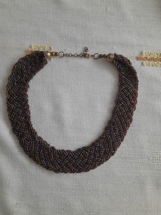 Gargantilla cuentas trenzada  a capas.
