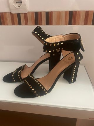 Sandalias de ante negro y tachuelas doradas 