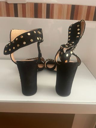 Sandalias de ante negro y tachuelas doradas 