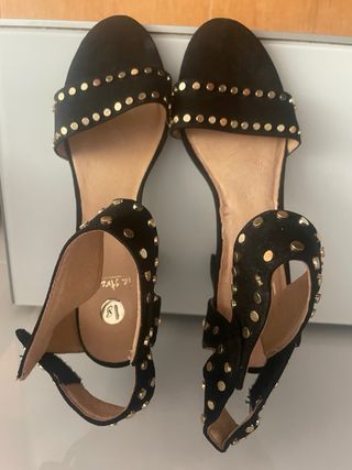 Sandalias de ante negro y tachuelas doradas 