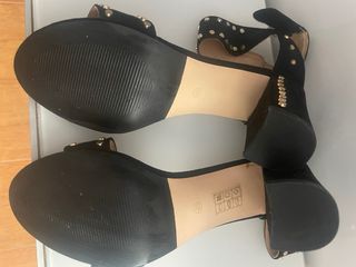 Sandalias de ante negro y tachuelas doradas 
