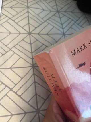 Bajo un cielo escarlata de Mark Sullivan