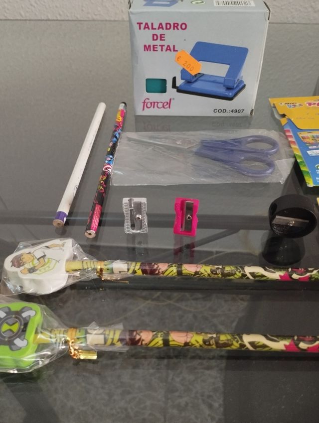 Lote de material escolar nuevo.