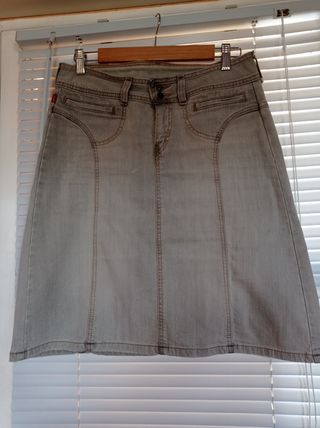 Falda Levi's Gris