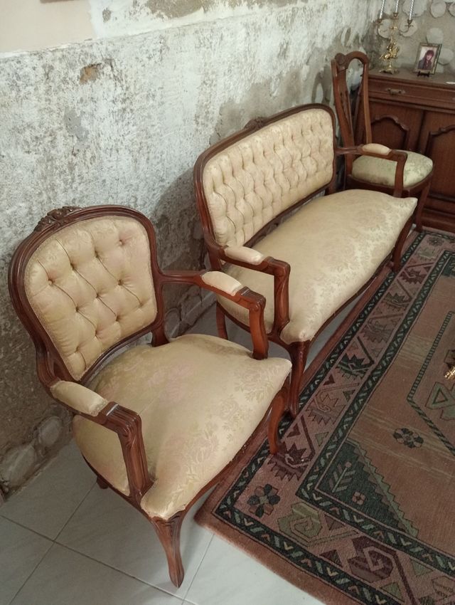 sillones y sofá están en Logrosan Cáceres