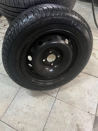 Un neumático175/65 R14.    82T