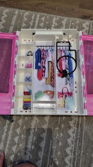 Armario Barbie con muchos accesorios