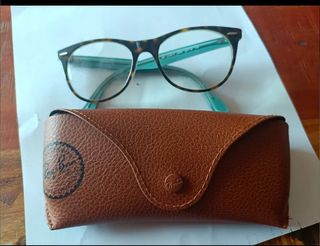 Montura de gafas y estuche Ray Ban.