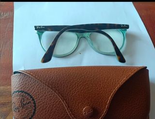 Montura de gafas y estuche Ray Ban.