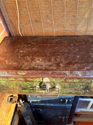 Baúl metálico antiguo