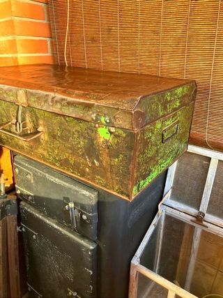 Baúl metálico antiguo