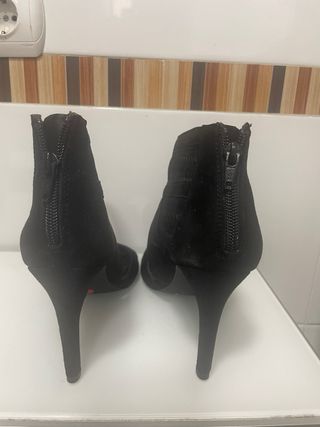 Sandalias negras de ante