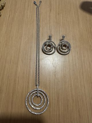 Conjunto de collar y pendientes