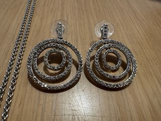 Conjunto de collar y pendientes