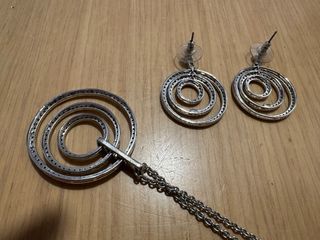 Conjunto de collar y pendientes