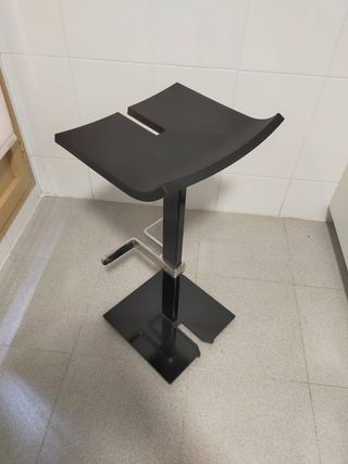 Taburete de gran calidad con estructura de acero.