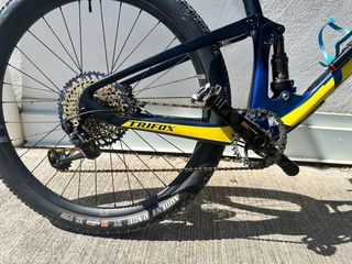 Bicicleta de Carbono en XL Doble Suspension Trifox