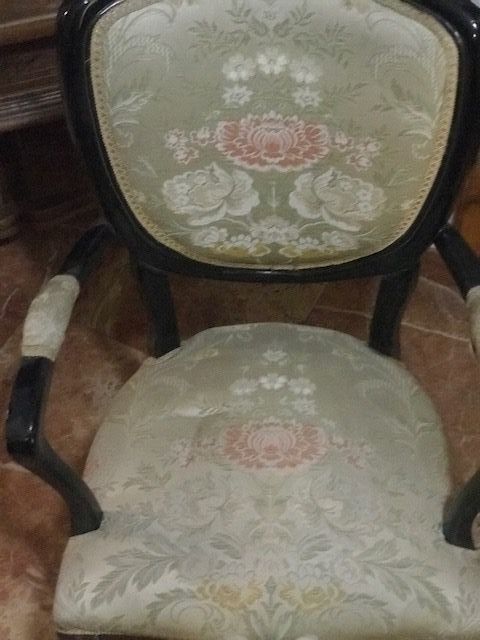 Preciosa silla lacada, tapiz floral,