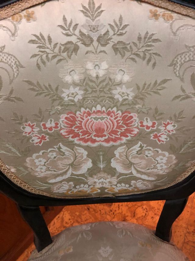 Preciosa silla lacada, tapiz floral,