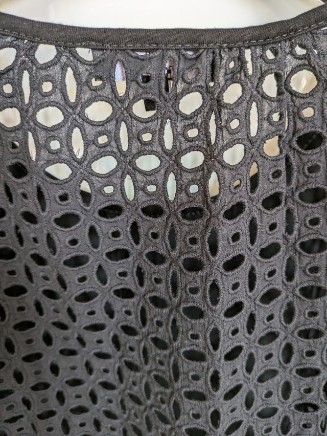 Maglia nera traforata sulla schiena XL