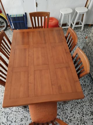tavolo. 6 sedie allungabili. Legno massiccio