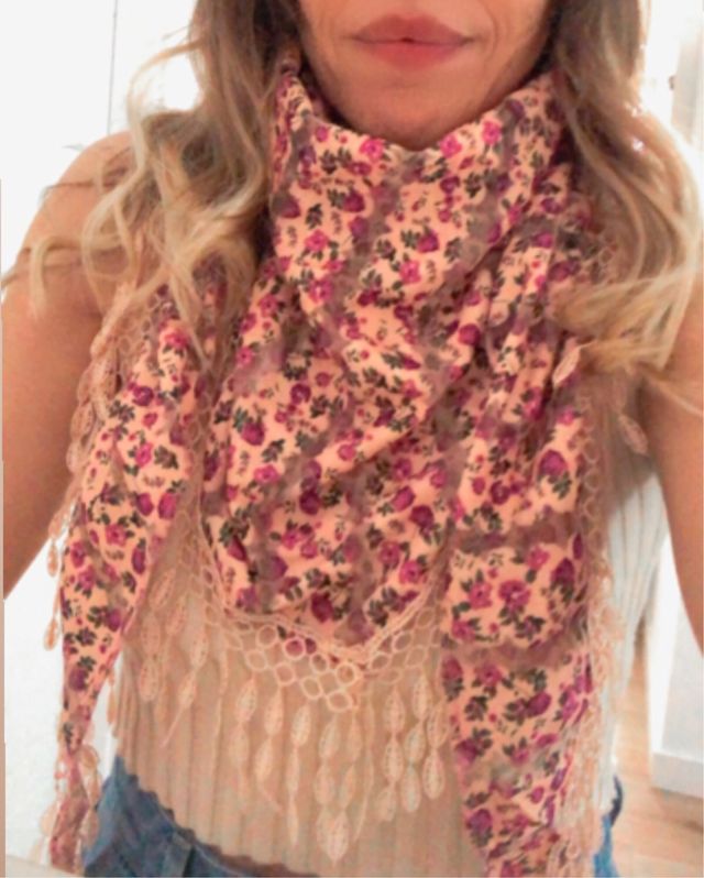 Foulard triángulo estampado con ribete