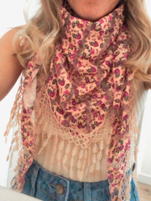 Foulard triángulo estampado con ribete