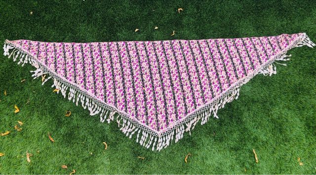 Foulard triángulo estampado con ribete