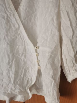 Camisa blanca de manga corta escote cruzado