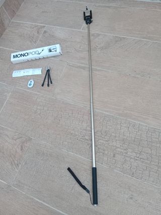 Palo selfie con trípode y mando.