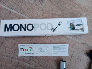 Palo selfie con trípode y mando.