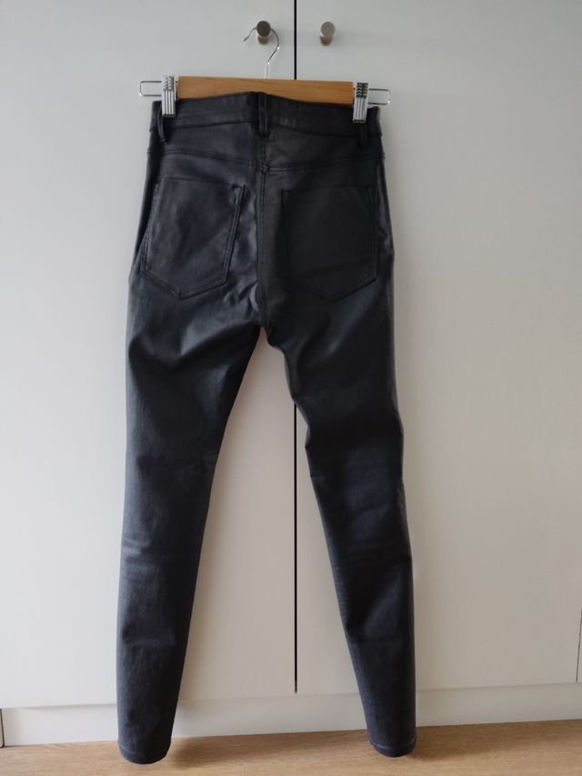 Pantalón negro pitillo efecto cuero