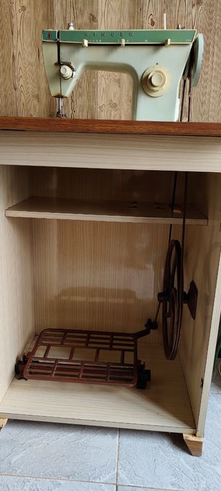 Maquina de coser SINGER con mueble